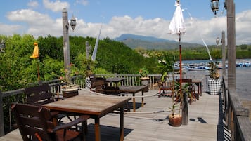 Se sirven desayunos, comidas y cenas con vista al mar