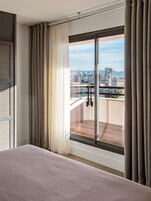 高级双人房, 1 张大床, 露台 | 高档床上用品、客房内保险箱、特色装修、办公桌