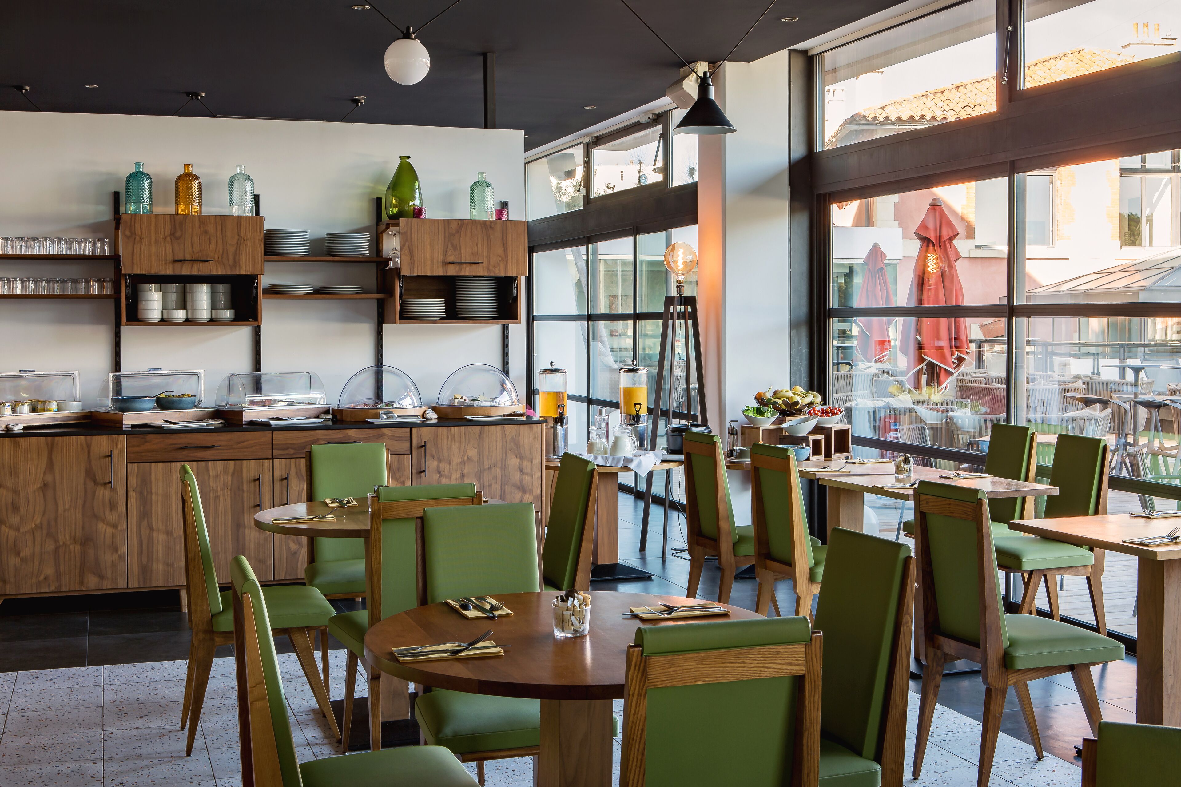 Petit déjeuner buffet (19 EUR par personne)