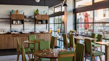 Petit déjeuner buffet (19 EUR par personne)