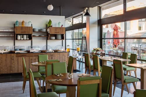 Petit déjeuner buffet servi tous les jours en supplément