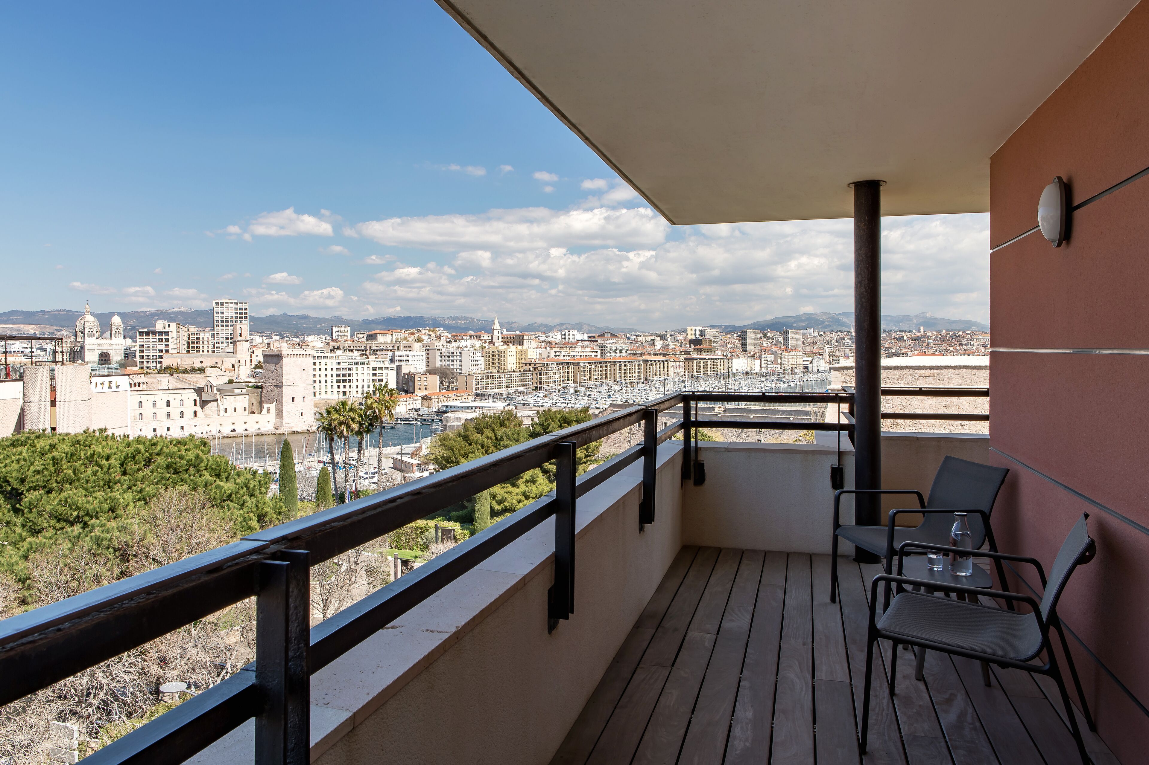 Superior tweepersoonskamer, 1 queensize bed, terras | Luxe beddengoed, een kluis op de kamer, individueel gedecoreerd