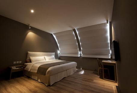 Executive Double Room | In-room safe, blackout drapes, iron/ironing board, free WiFi. Inn Hotel Macau