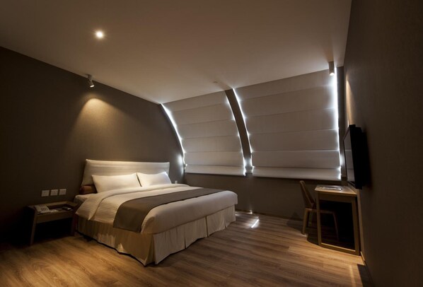 خزنة داخل الغرفة وستائر تعتيم ومكواة/لوح كي وواي فاي مجانًا