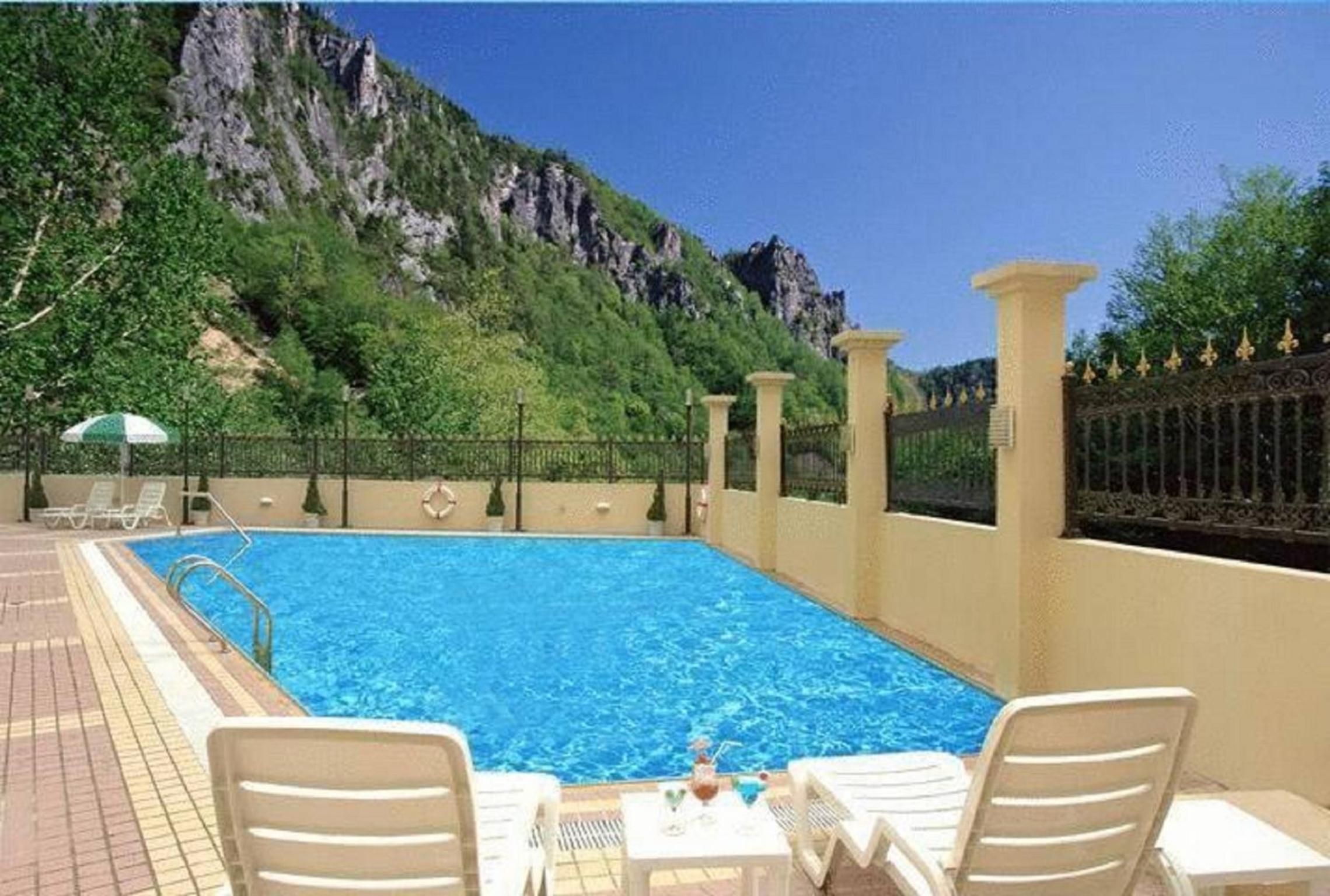 Una piscina amb vistes a un paisatge de muntanya.