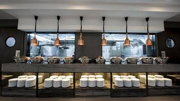 Een buffetgedeelte met verschillende stations en een ruim assortiment aan gerechten.