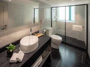 デラックス ツインルーム | バスルーム | 個別の浴槽とシャワー、ヘアドライヤー、スリッパ、タオル