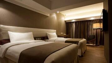 Tomannsrom – executive | Safe på rommet, blendingsgardiner og strykejern/-brett