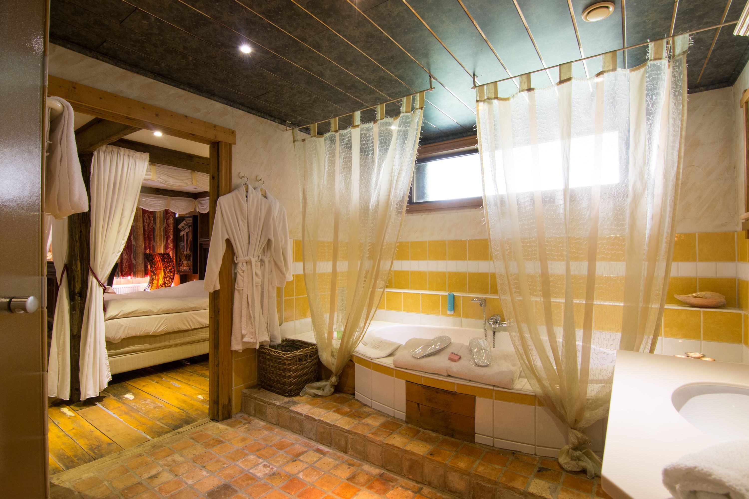 Jetted bath, free toiletries, hair dryer, towels