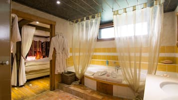 Jetted bath, free toiletries, hair dryer, towels