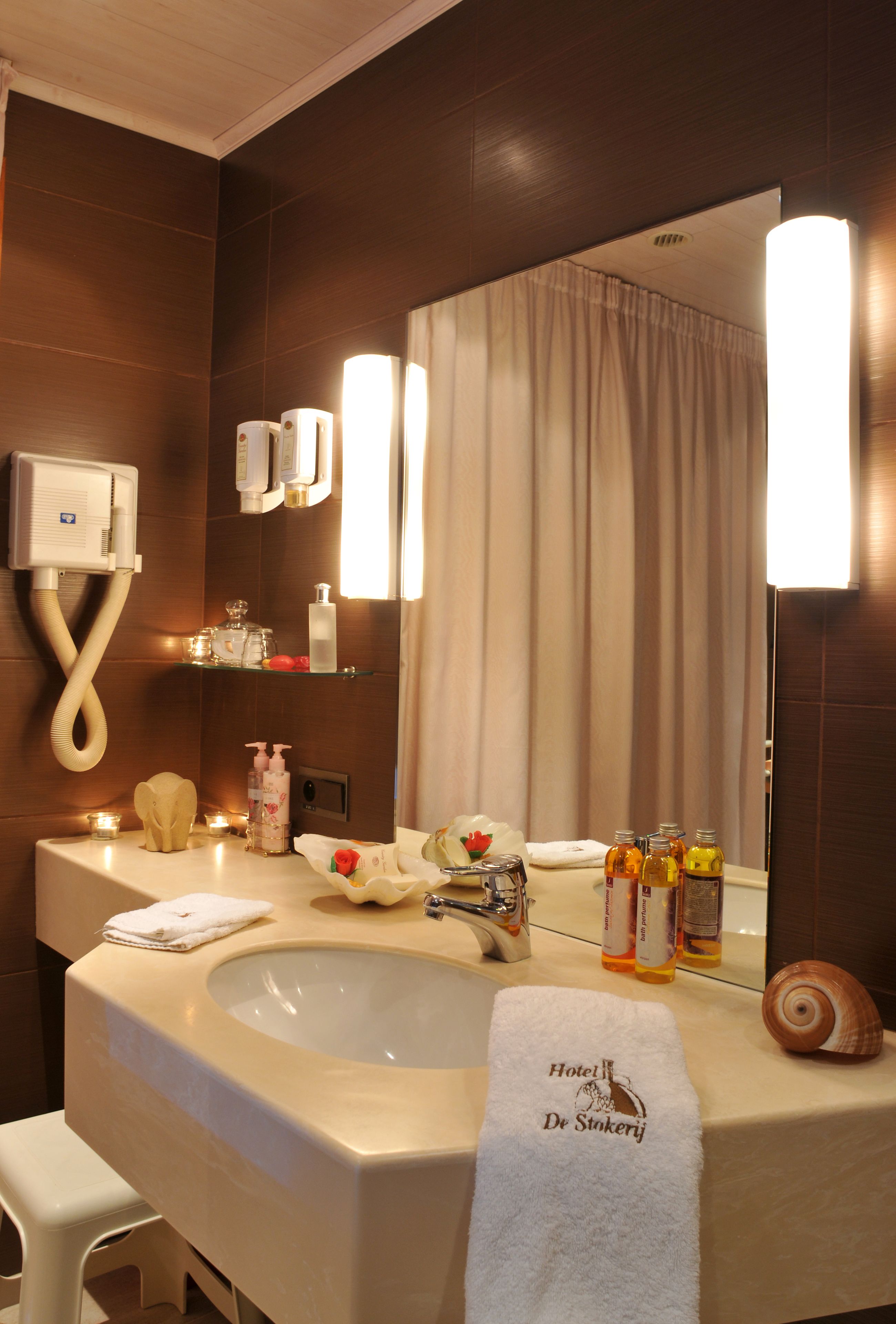 jetted bath, free toiletries, hair dryer, towels