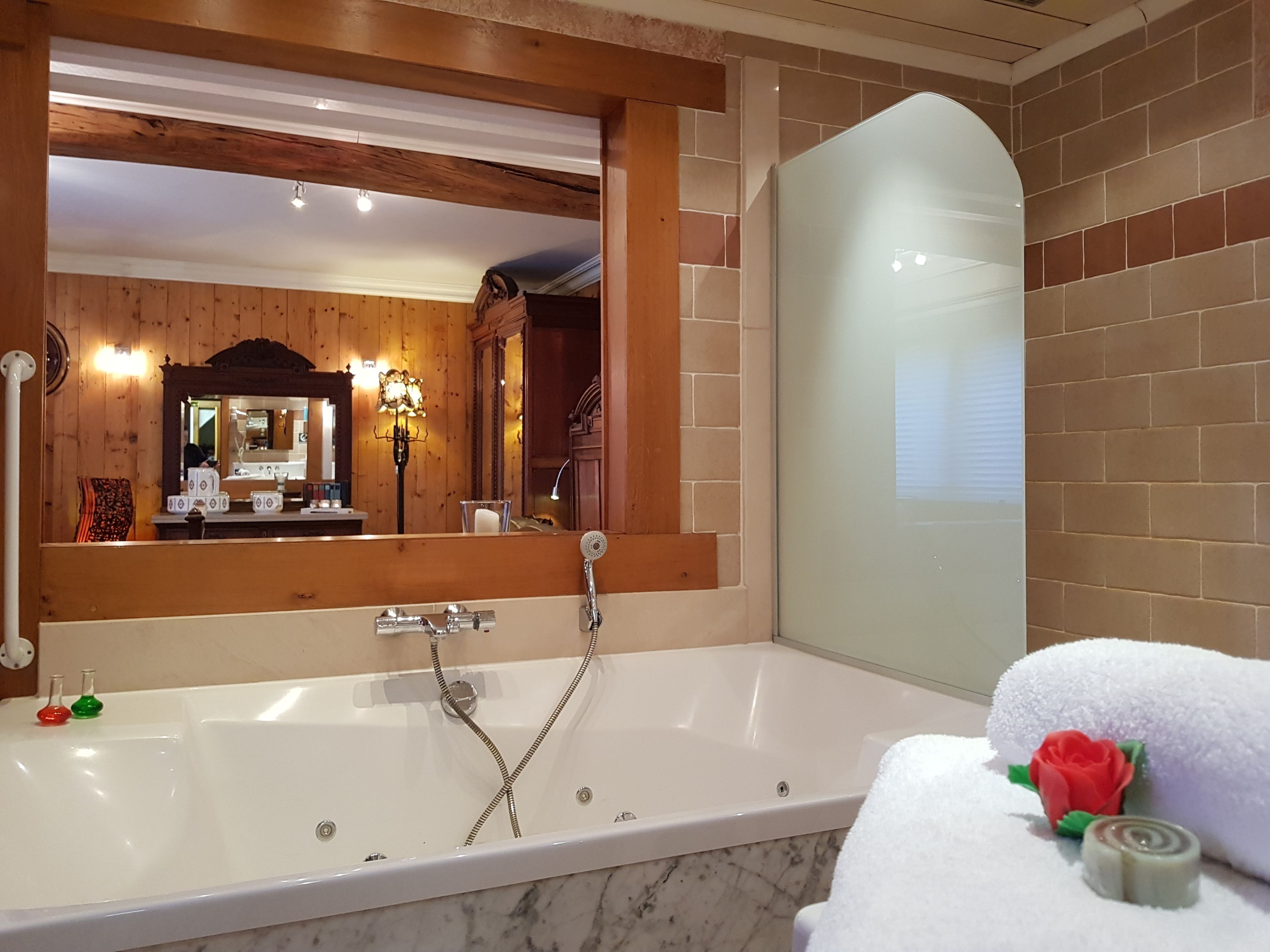 jetted bath, free toiletries, hair dryer, towels