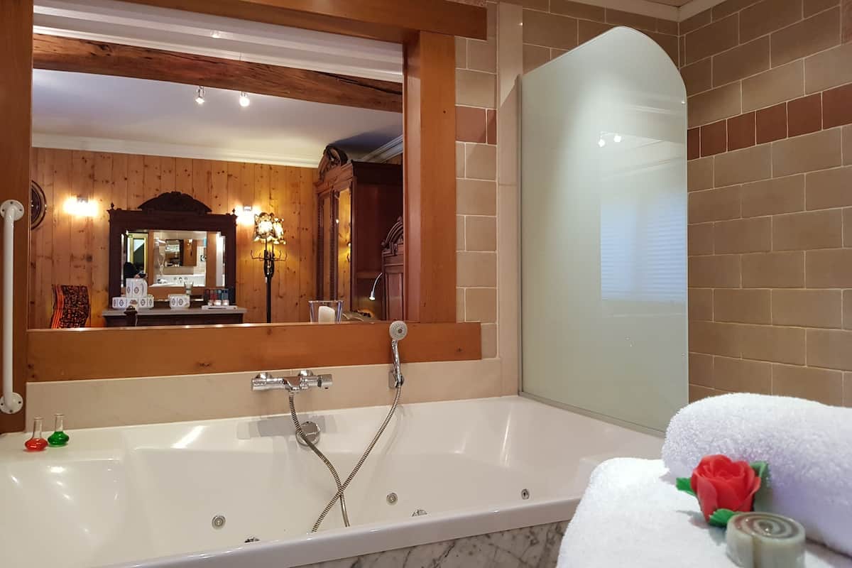 jetted bath, free toiletries, hair dryer, towels