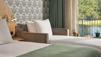 Deluxe Triple Room | In-room safe, individually furnished, desk, laptop workspace