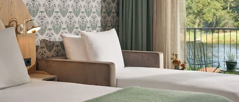 Deluxe Triple Room | In-room safe, individually furnished, desk, laptop workspace