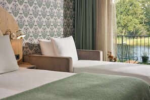 Deluxe Triple Room | In-room safe, individually furnished, desk, laptop workspace