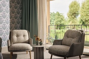 Habitación Deluxe con 2 camas individuales | Caja fuerte, mobiliario individual, escritorio