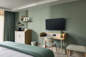 In-room safe, individually furnished, desk, laptop workspace - Van der Valk Volendam (Katwoude)