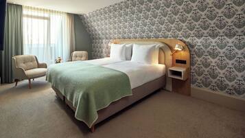 Deluxe Quadruple Room | In-room safe, individually furnished, desk, laptop workspace