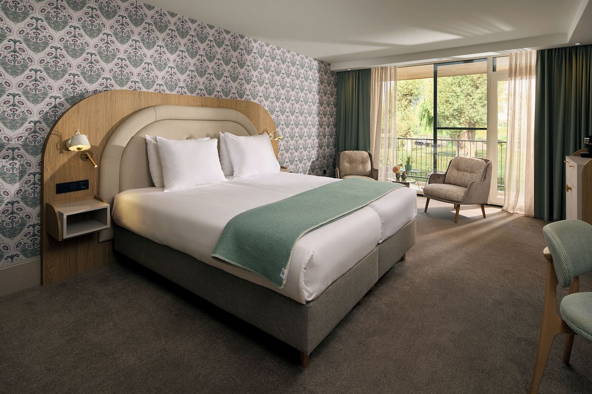 In-room safe, individually furnished, desk, laptop workspace