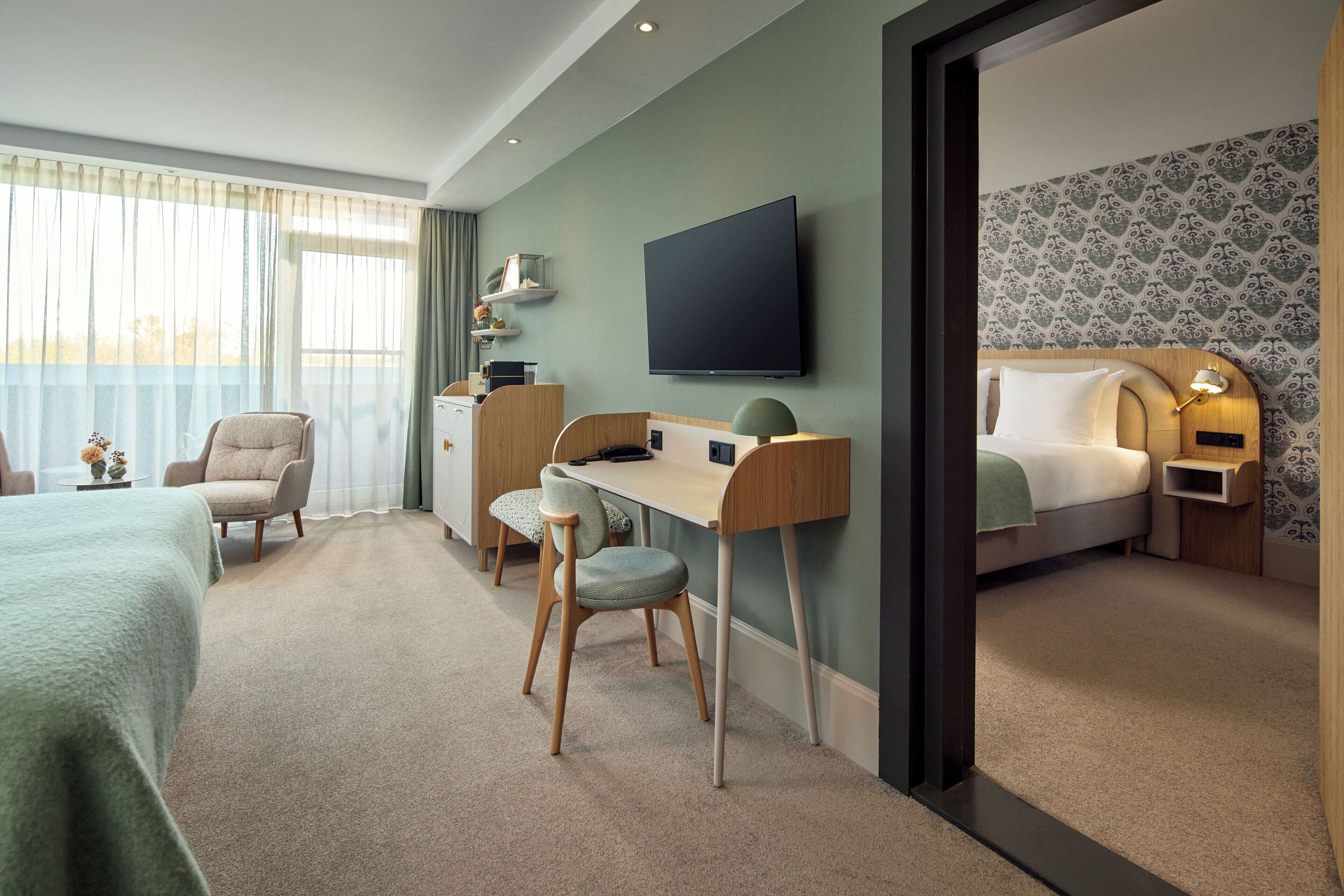 Firemannsrom – deluxe | Safe på rommet, individuelt innredet og skrivebord