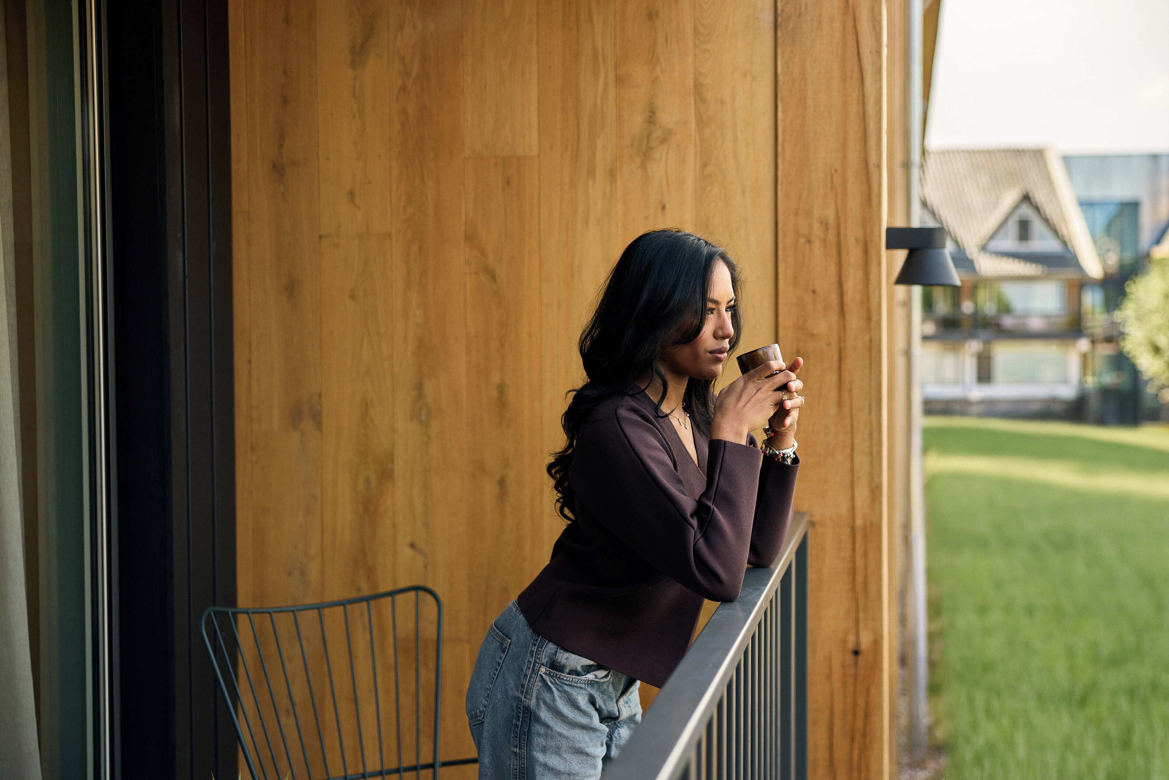Een kluis op de kamer, individueel gemeubileerd, een bureau