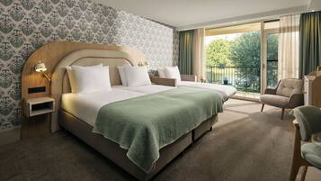 Deluxe driepersoonskamer | Een kluis op de kamer, individueel gemeubileerd, een bureau