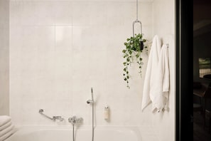 Separate tub and shower, rainfall showerhead, free toiletries - Van der Valk Volendam (Katwoude)