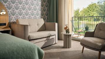 Deluxe Triple Room | In-room safe, individually furnished, desk, laptop workspace