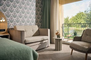 Deluxe Triple Room | In-room safe, individually furnished, desk, laptop workspace