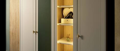 Un armario con varias puertas, incluyendo una con espejo y otra con interior de madera.