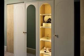 In-room safe, individually furnished, desk, laptop workspace - Van der Valk Volendam (Katwoude)