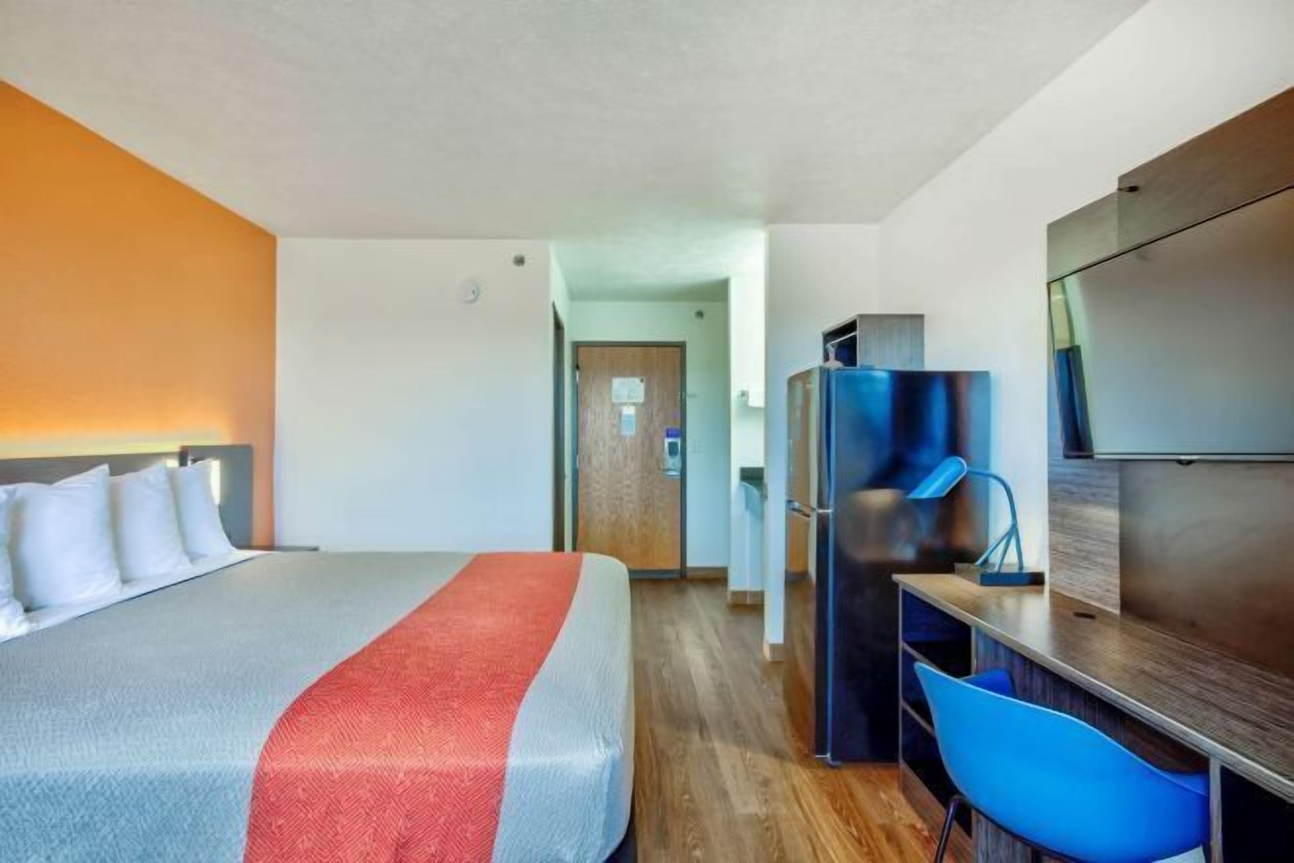 Skrivebord, strykejern/-brett, wi-fi (inkludert) og sengetøy