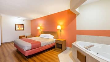 Een bureau, een strijkplank/strijkijzer, gratis wifi, beddengoed