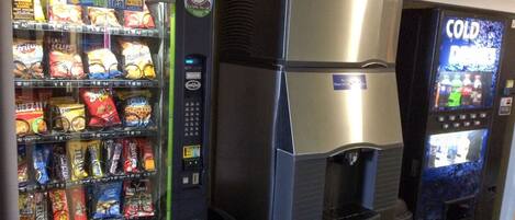 Máquina expendedora con aperitivos y un dispensador de bebidas frías.