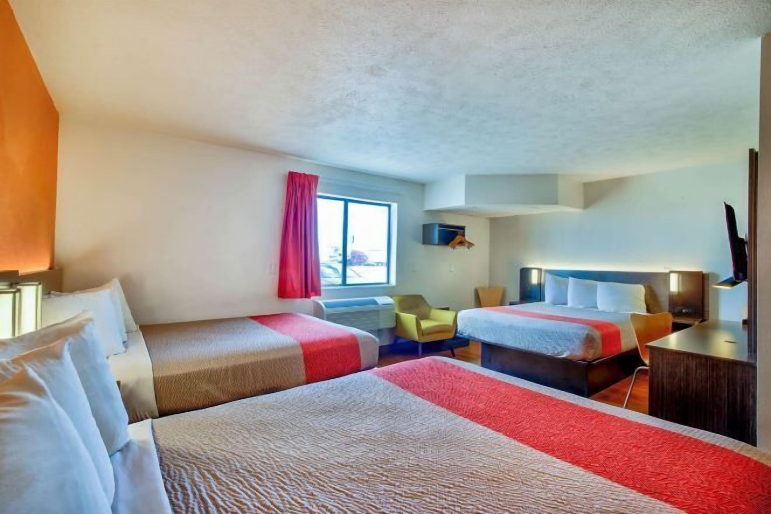 Skrivebord, strykejern/-brett, wi-fi (inkludert) og sengetøy