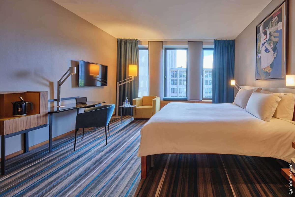 Egyptian cotton sheets, premium bedding, in-room safe, desk