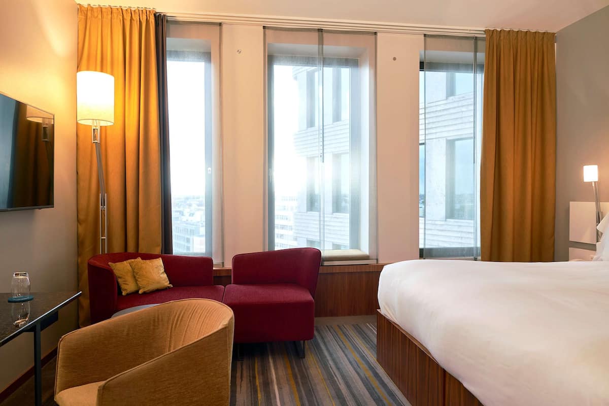 1 bedroom, Egyptian cotton sheets, premium bedding, in-room safe