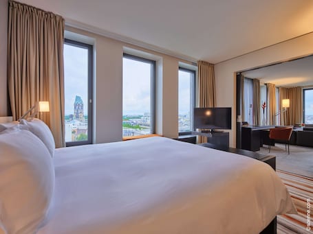 Deluxe Suite, 1 King Bed | Egyptian cotton sheets, premium bedding, in-room safe, desk. Dorint Kurfürstendamm Berlin