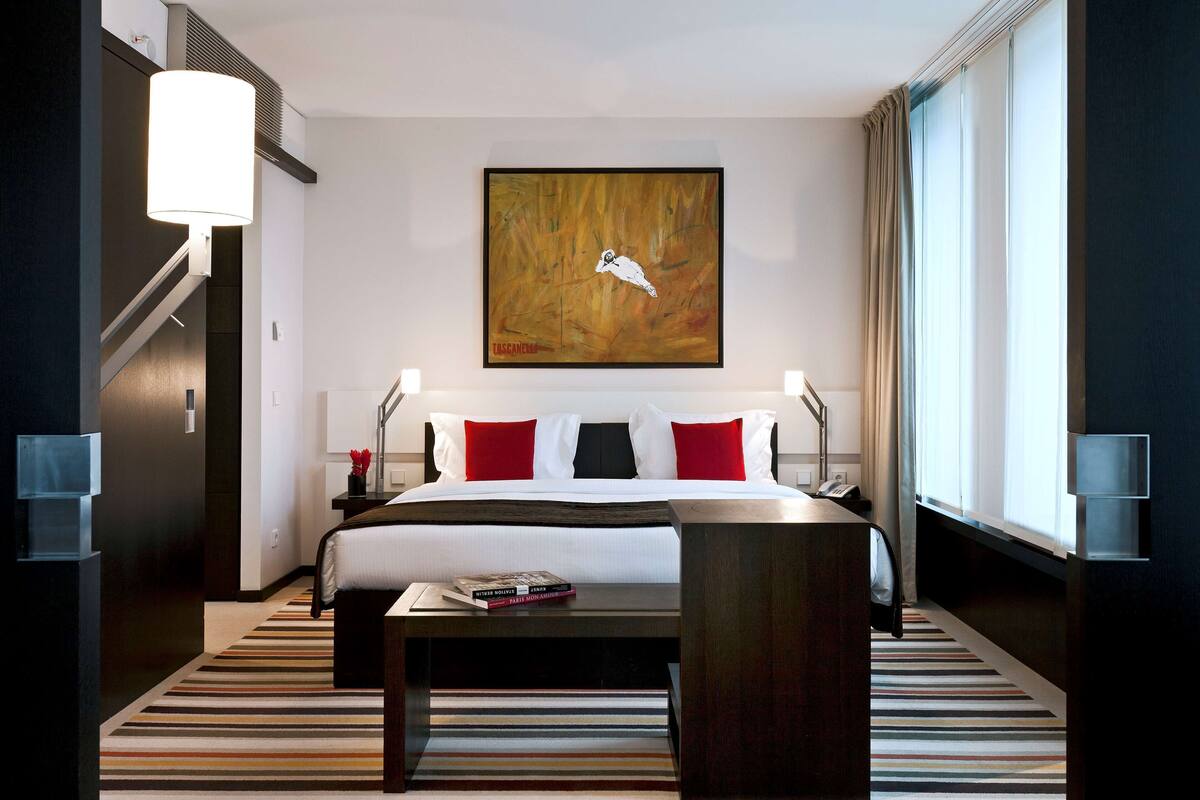 Egyptian cotton sheets, premium bedding, in-room safe, desk