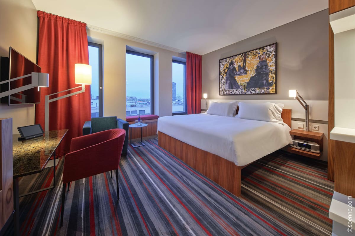 1 bedroom, Egyptian cotton sheets, premium bedding, in-room safe
