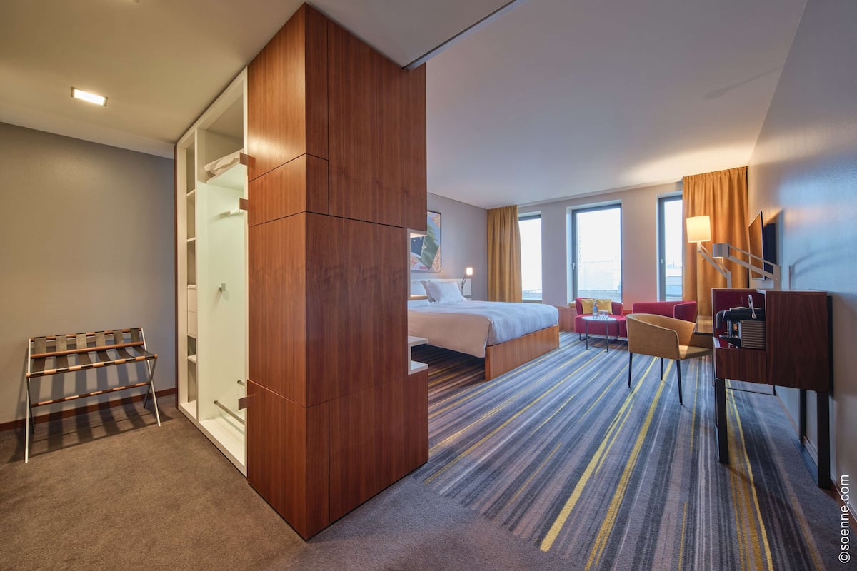 Egyptian cotton sheets, premium bedding, in-room safe, desk