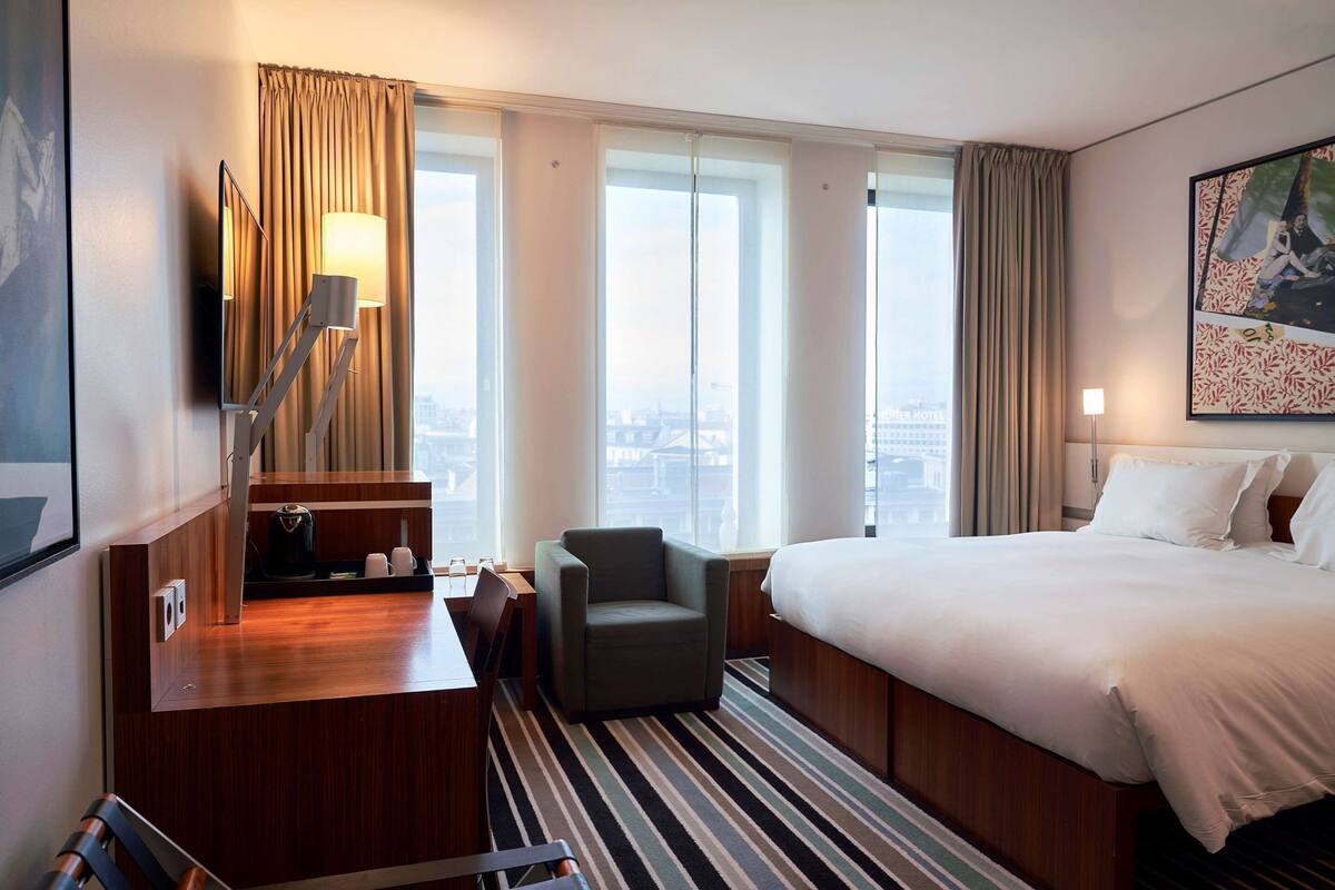 Egyptian cotton sheets, premium bedding, in-room safe, desk