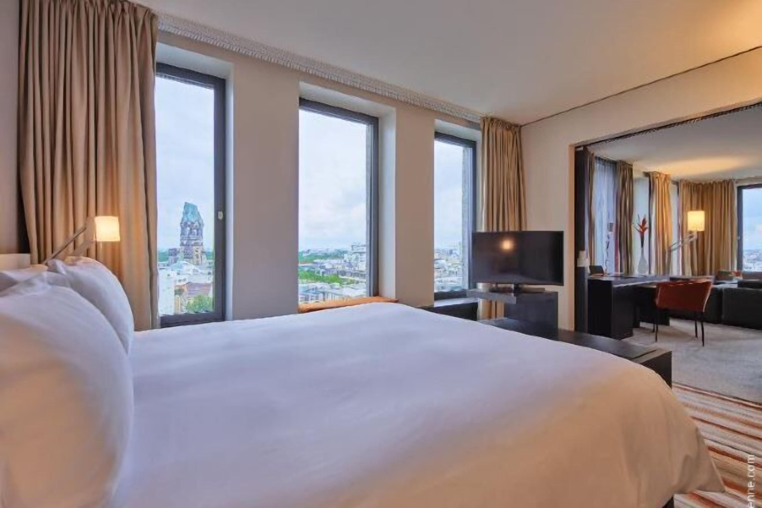 Egyptian cotton sheets, premium bedding, in-room safe, desk