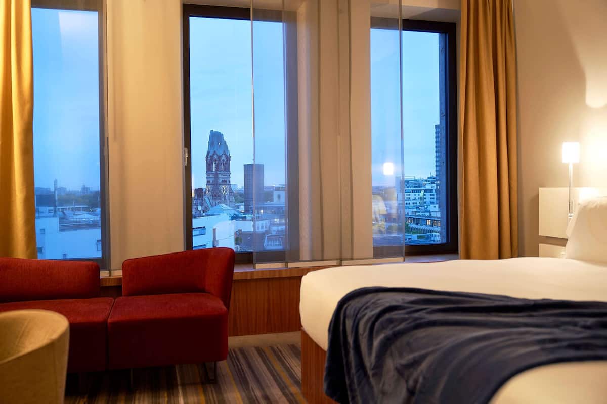1 bedroom, Egyptian cotton sheets, premium bedding, in-room safe