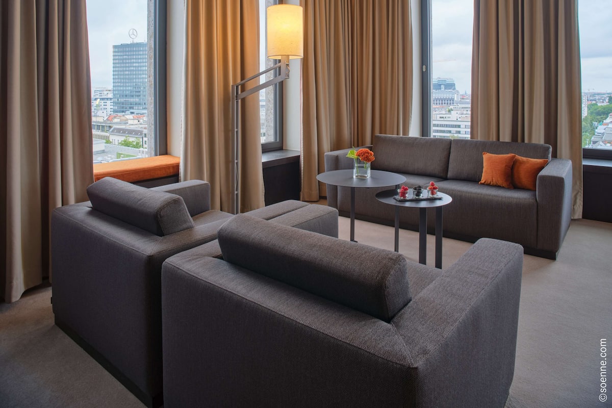 Deluxe Suite | 1 bedroom, Egyptian cotton sheets, premium bedding, in-room safe