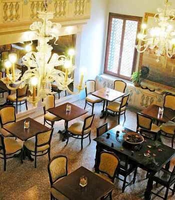 Petit déjeuner continental servi tous les jours en supplément