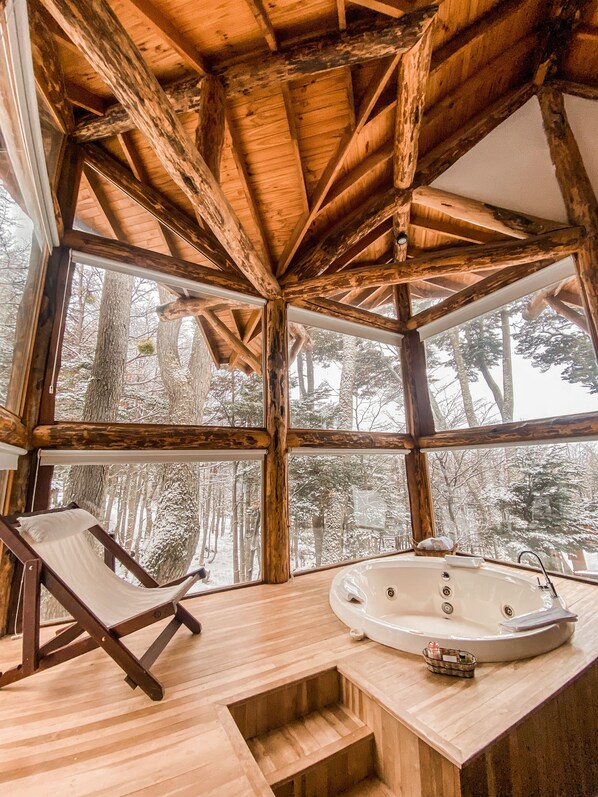 Luxury Cabin | Jetted tub