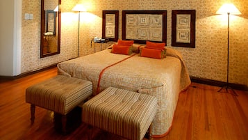 Ropa de cama de alta calidad y caja de seguridad en la habitación