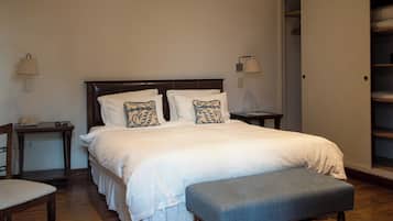 Ropa de cama de alta calidad y caja de seguridad en la habitación